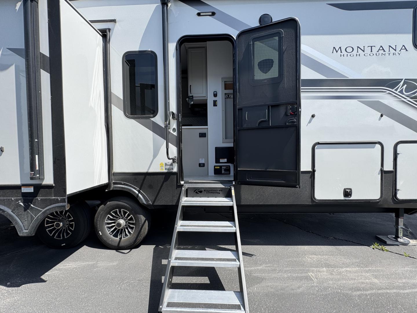 2025 Keystone RV 2025 Keystone RV Montana - thumbnail 12