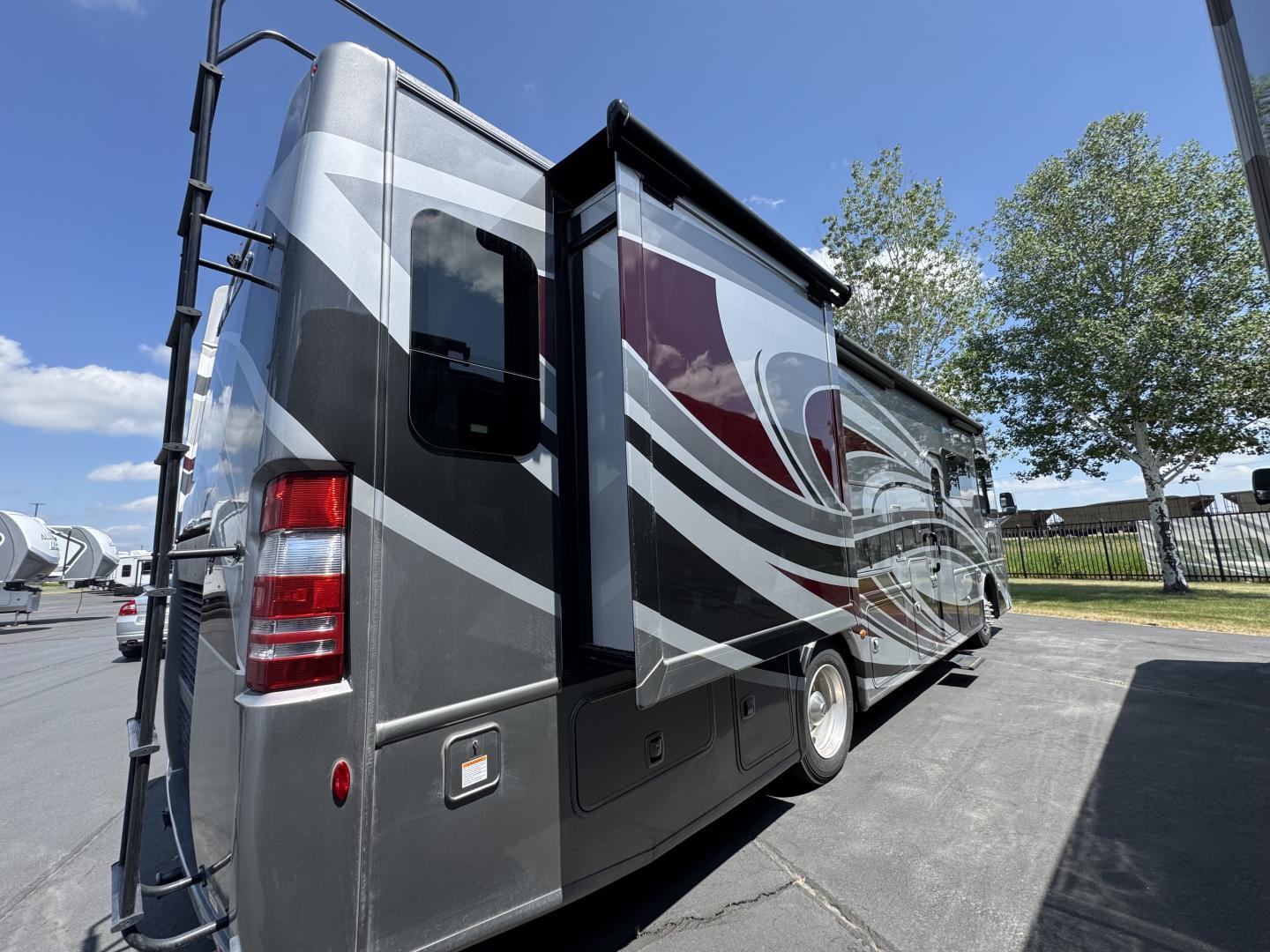 2022 Thor Motor Coach 2022 Thor Motor Coach Palazzo - thumbnail 3