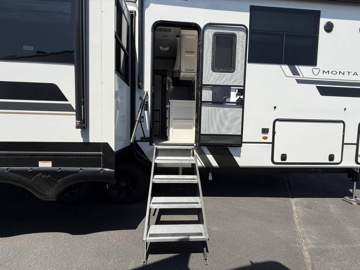 2026 Keystone RV 2026 Keystone RV Montana - thumbnail 6