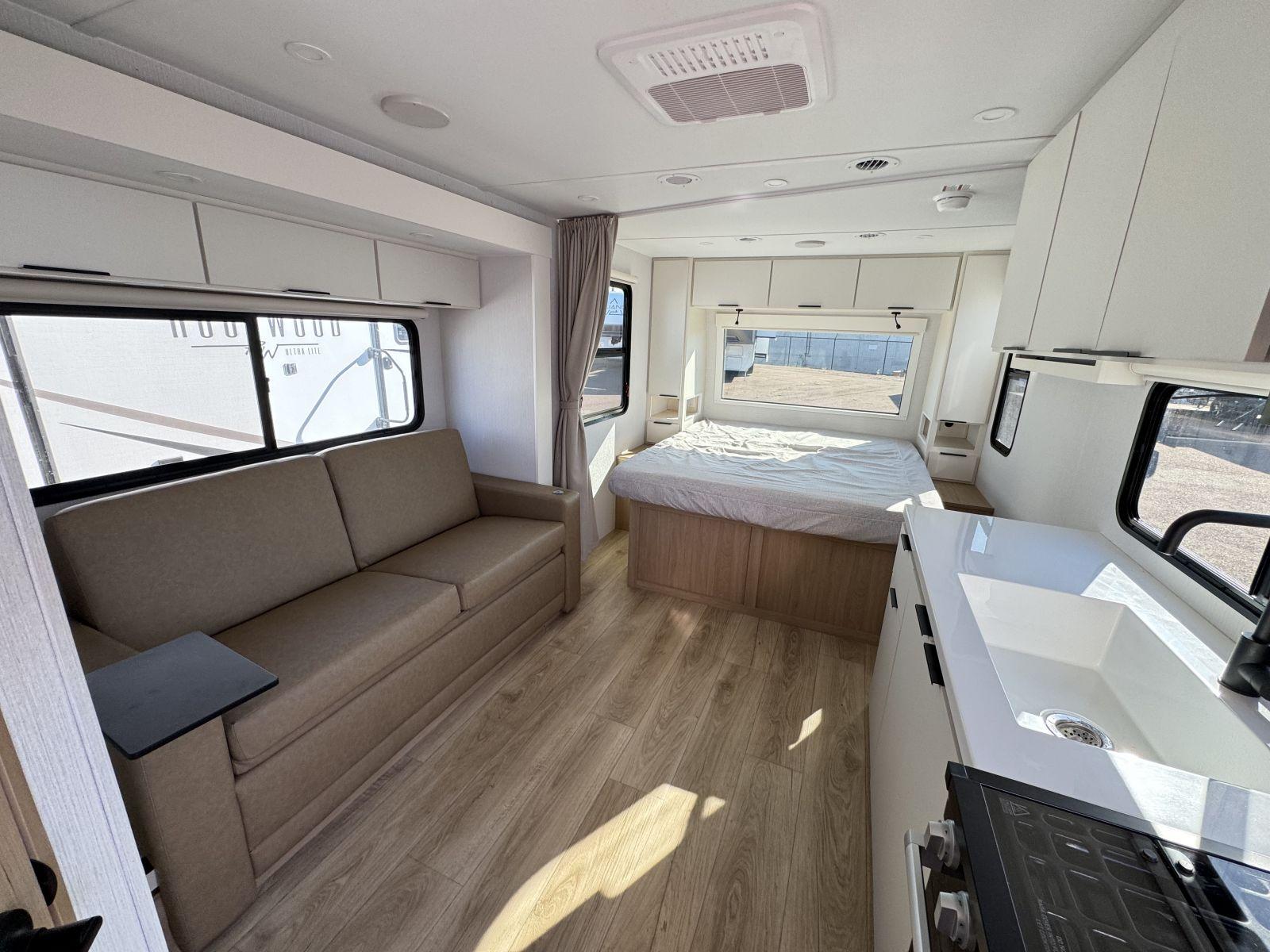 2026 Winnebago 2026 Winnebago Thrive - thumbnail 6