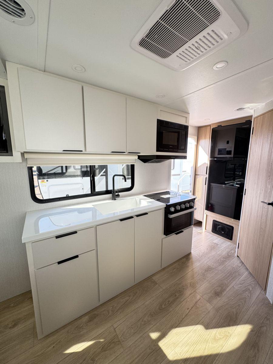 2026 Winnebago 2026 Winnebago Thrive - thumbnail 7