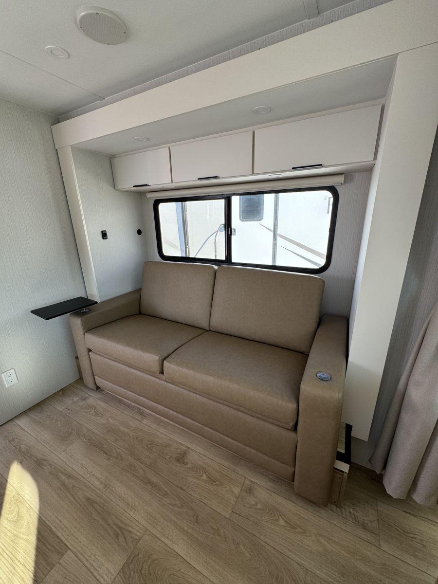 2026 Winnebago 2026 Winnebago Thrive - thumbnail 9