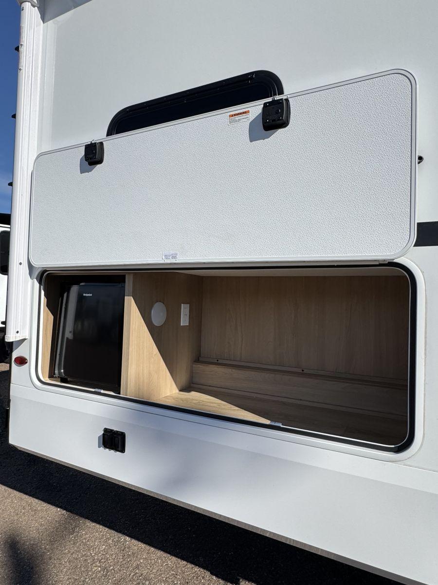 2026 Winnebago 2026 Winnebago Thrive - thumbnail 6