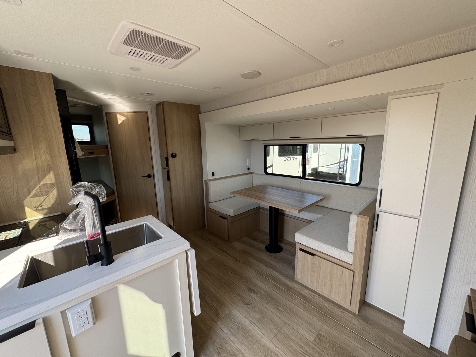 2026 Winnebago 2026 Winnebago Thrive - thumbnail 8