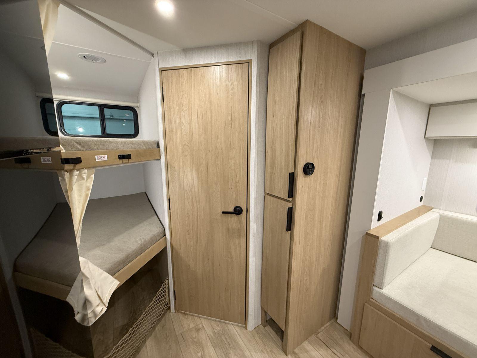2026 Winnebago 2026 Winnebago Thrive - thumbnail 15