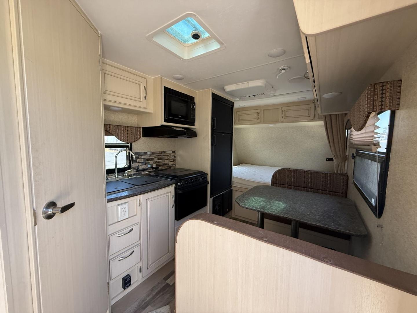 2016 Winnebago 2016 Winnebago Micro Minnie - thumbnail 9