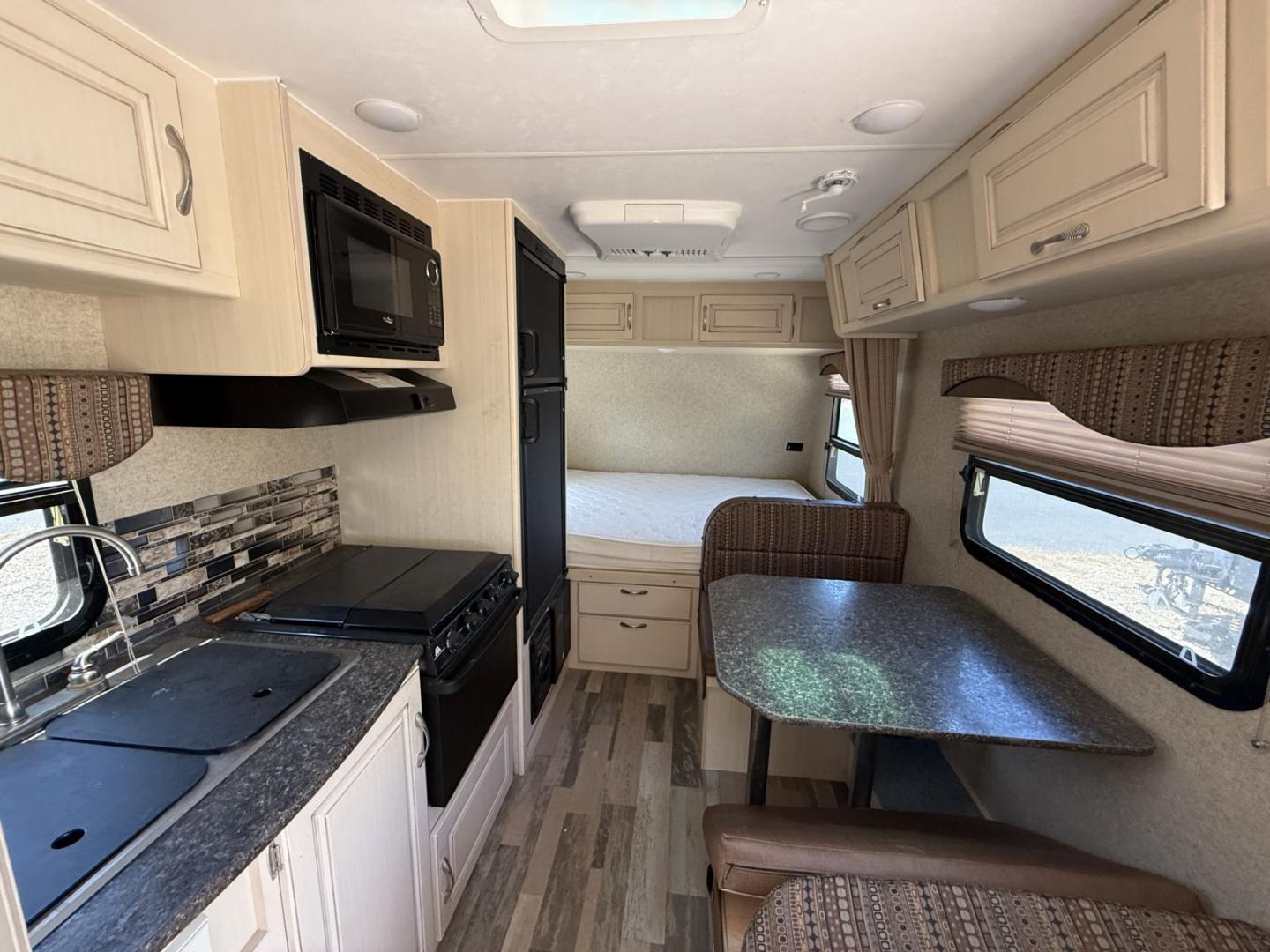 2016 Winnebago 2016 Winnebago Micro Minnie - thumbnail 10