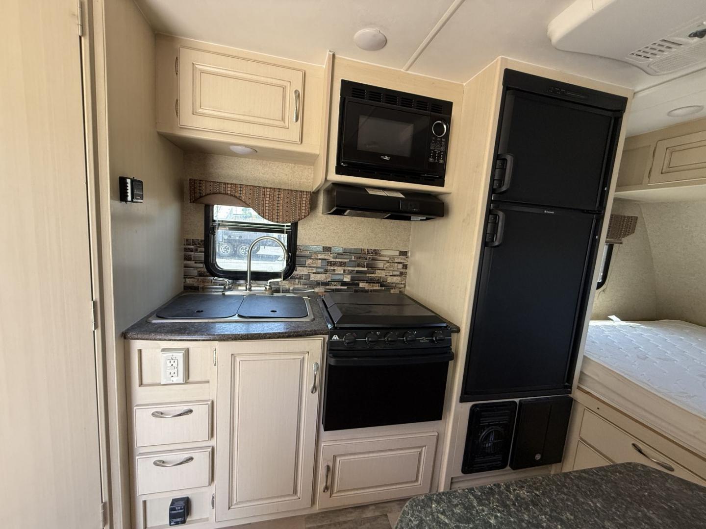 2016 Winnebago 2016 Winnebago Micro Minnie - thumbnail 13