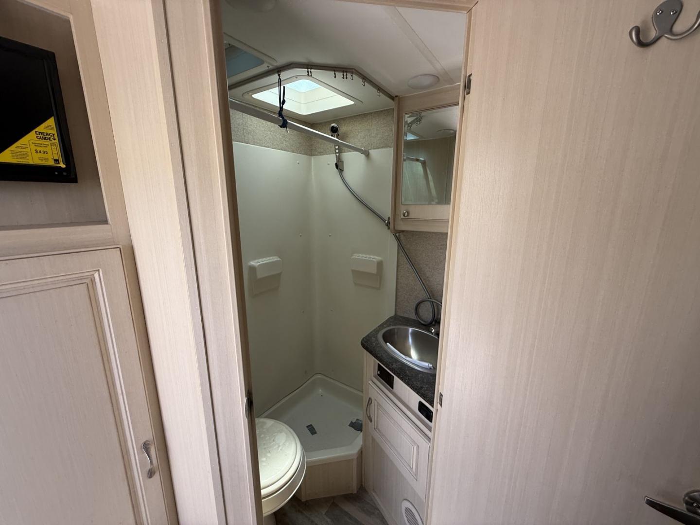 2016 Winnebago 2016 Winnebago Micro Minnie - thumbnail 16