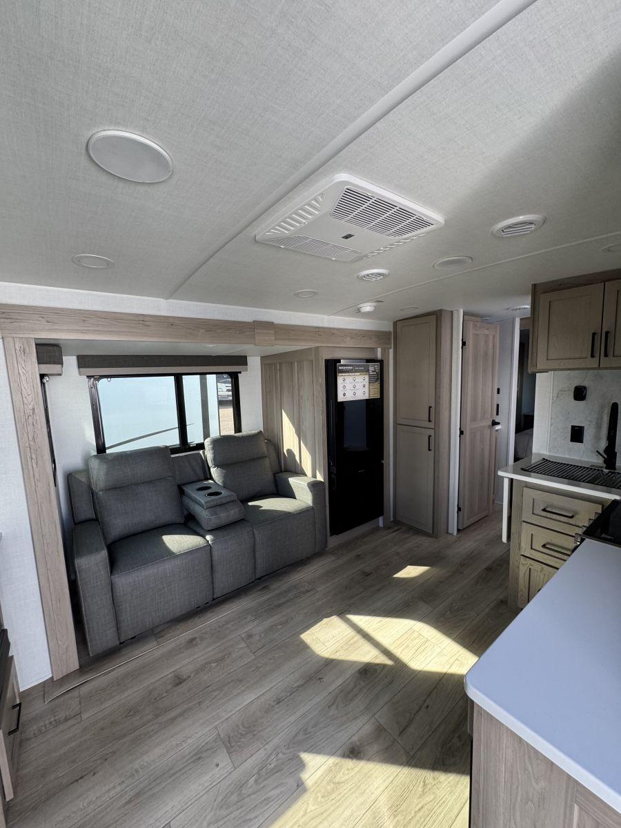 2026 Rockwood 2026 Rockwood Ultra Lite - thumbnail 4