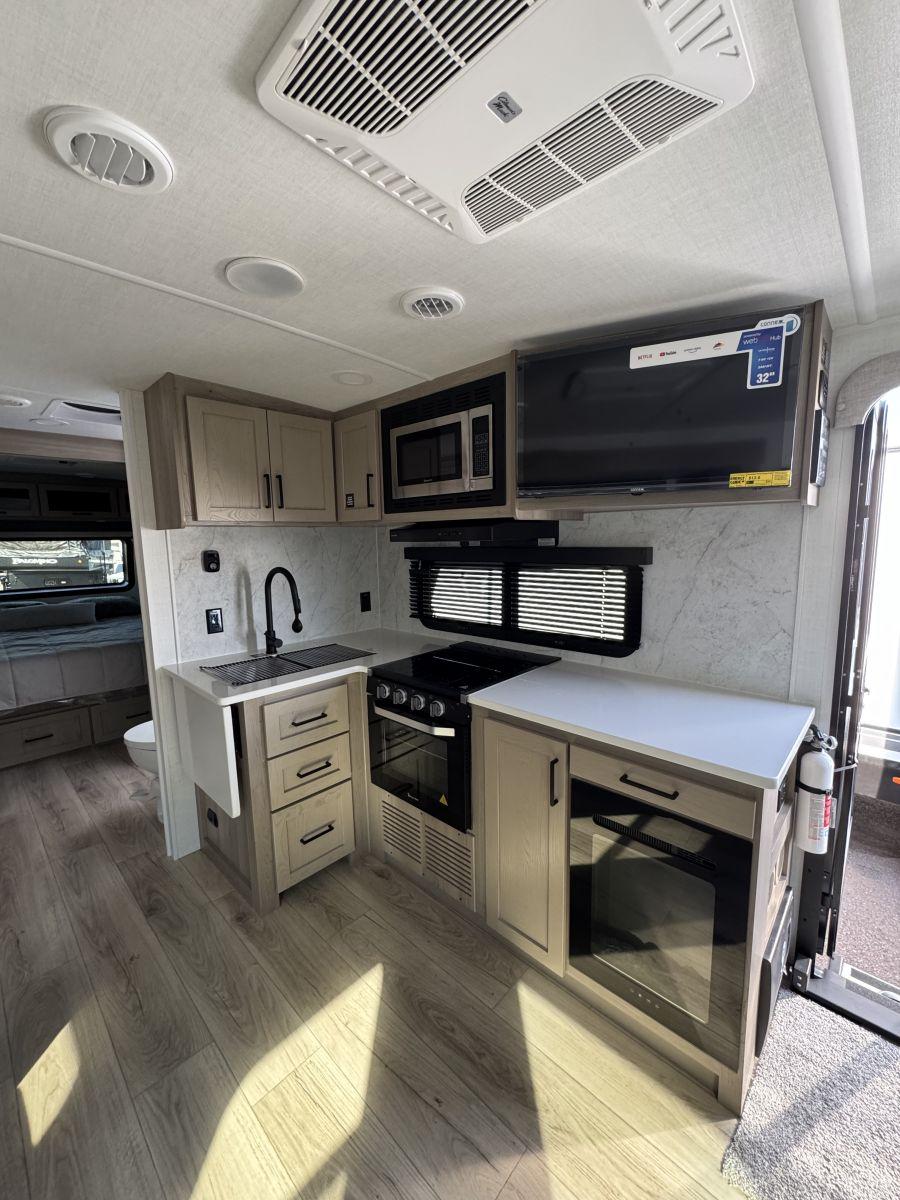 2026 Rockwood 2026 Rockwood Ultra Lite - thumbnail 6