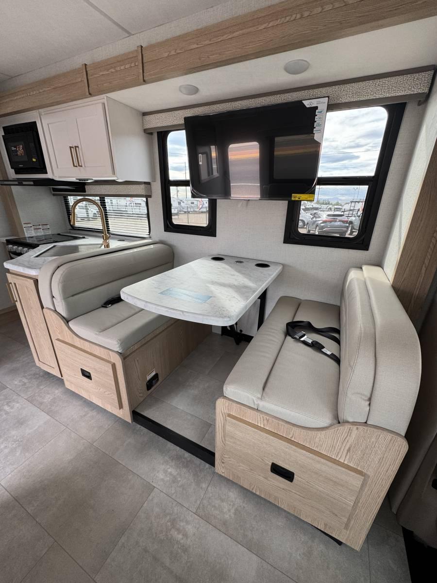 2026 Thor Motor Coach 2026 Thor Motor Coach Chateau - thumbnail 14