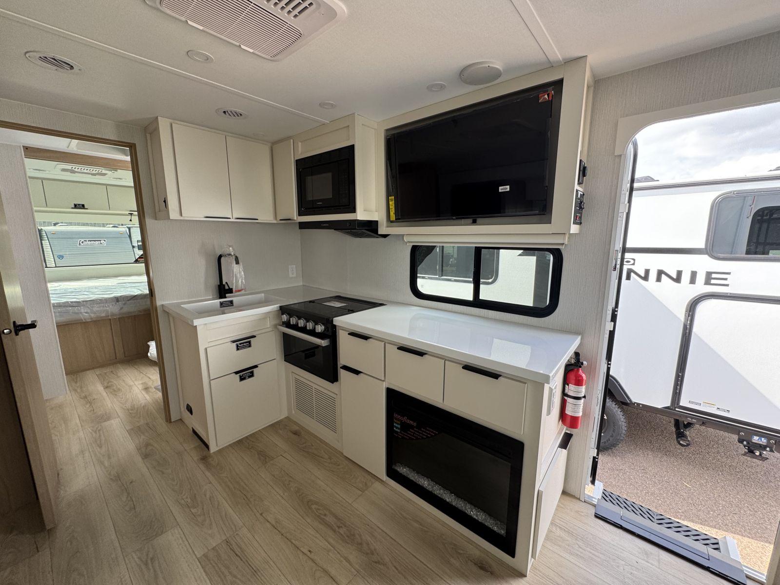 2026 Winnebago 2026 Winnebago Thrive - thumbnail 8