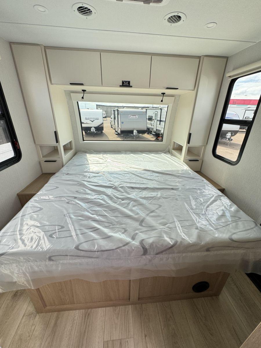 2026 Winnebago 2026 Winnebago Thrive - thumbnail 11