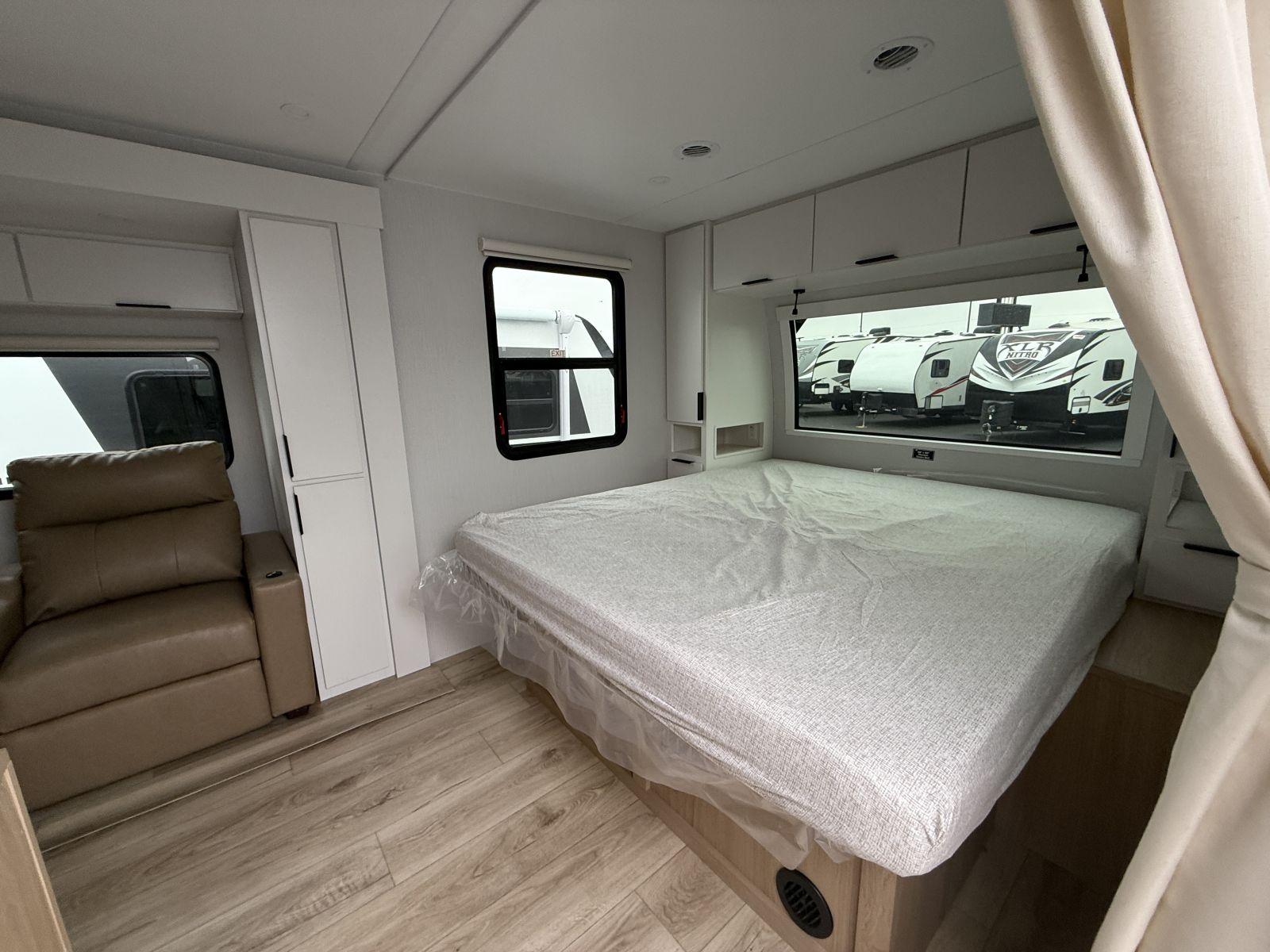 2026 Winnebago 2026 Winnebago Thrive - thumbnail 9