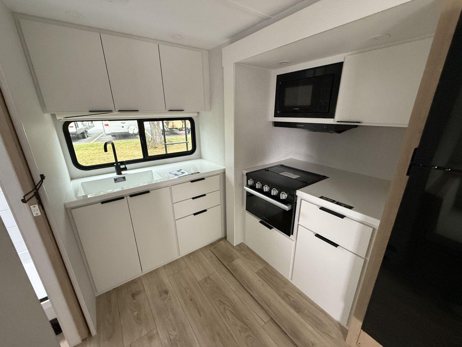 2026 Winnebago 2026 Winnebago Thrive - thumbnail 13