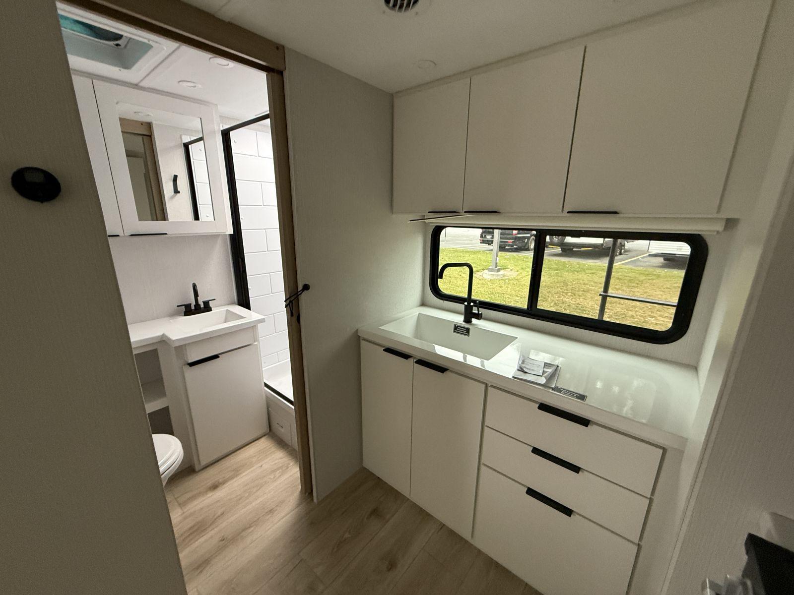 2026 Winnebago 2026 Winnebago Thrive - thumbnail 15