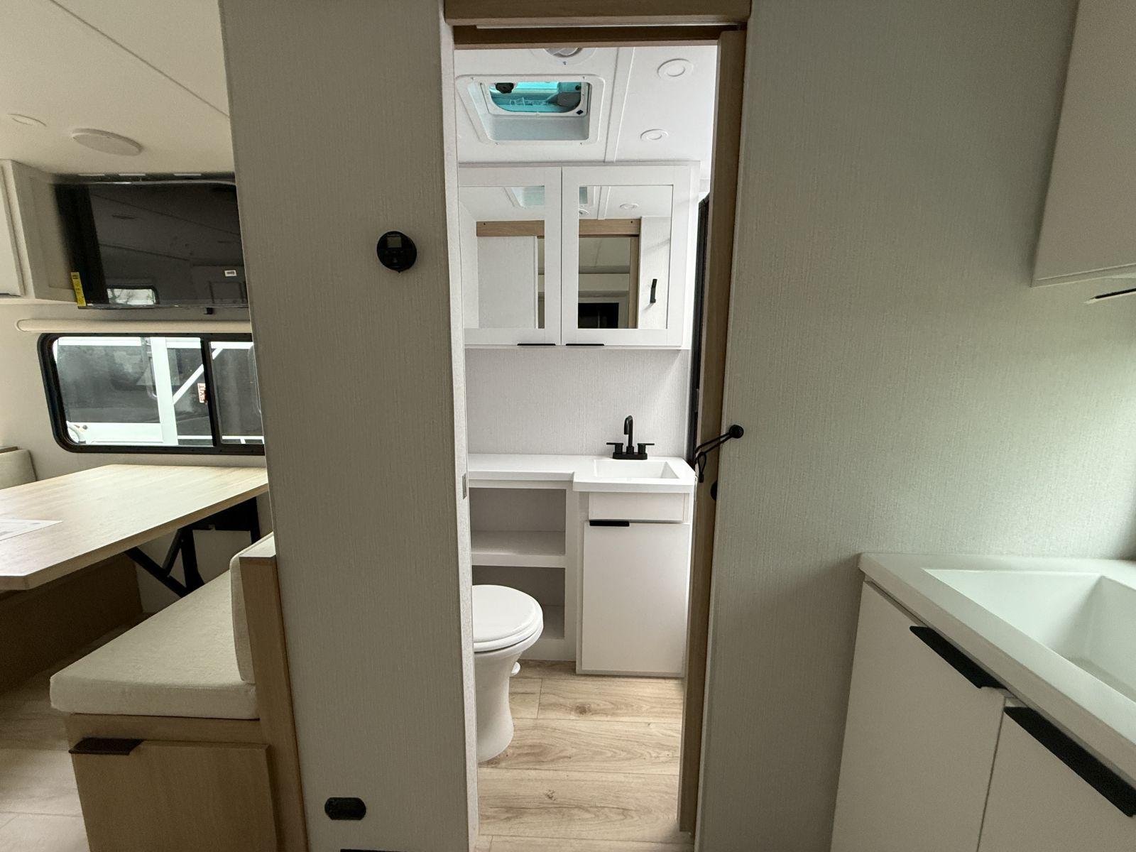 2026 Winnebago 2026 Winnebago Thrive - thumbnail 16