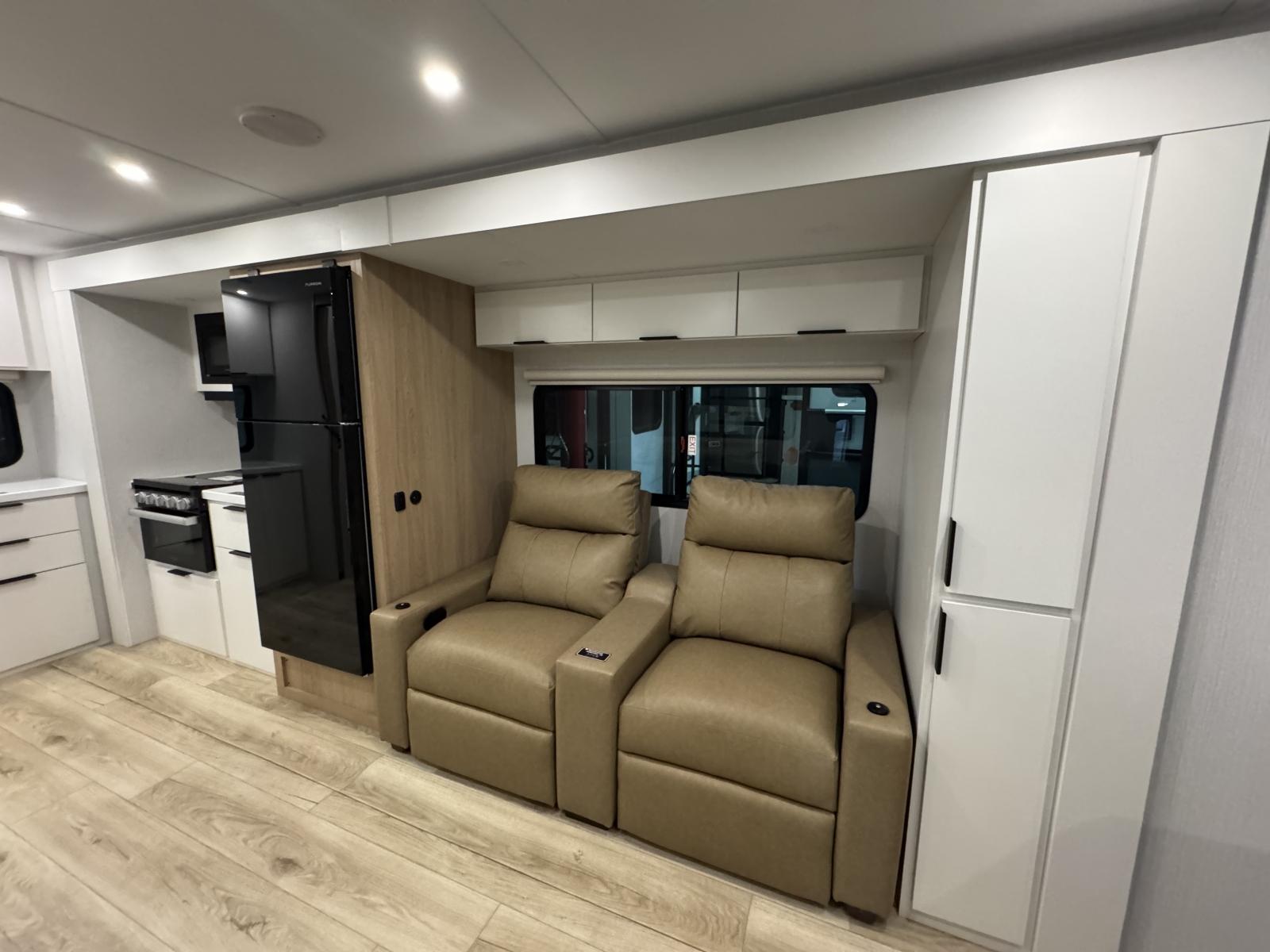 2026 Winnebago 2026 Winnebago Thrive - thumbnail 9