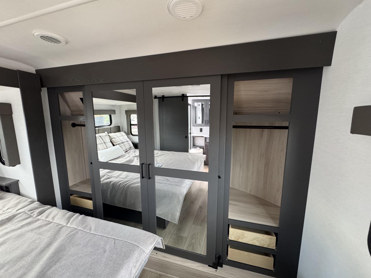 2025 Alliance RV 2025 Alliance RV Valor - thumbnail 22