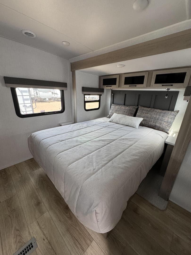 2025 Rockwood 2025 Rockwood Ultra Lite - thumbnail 13