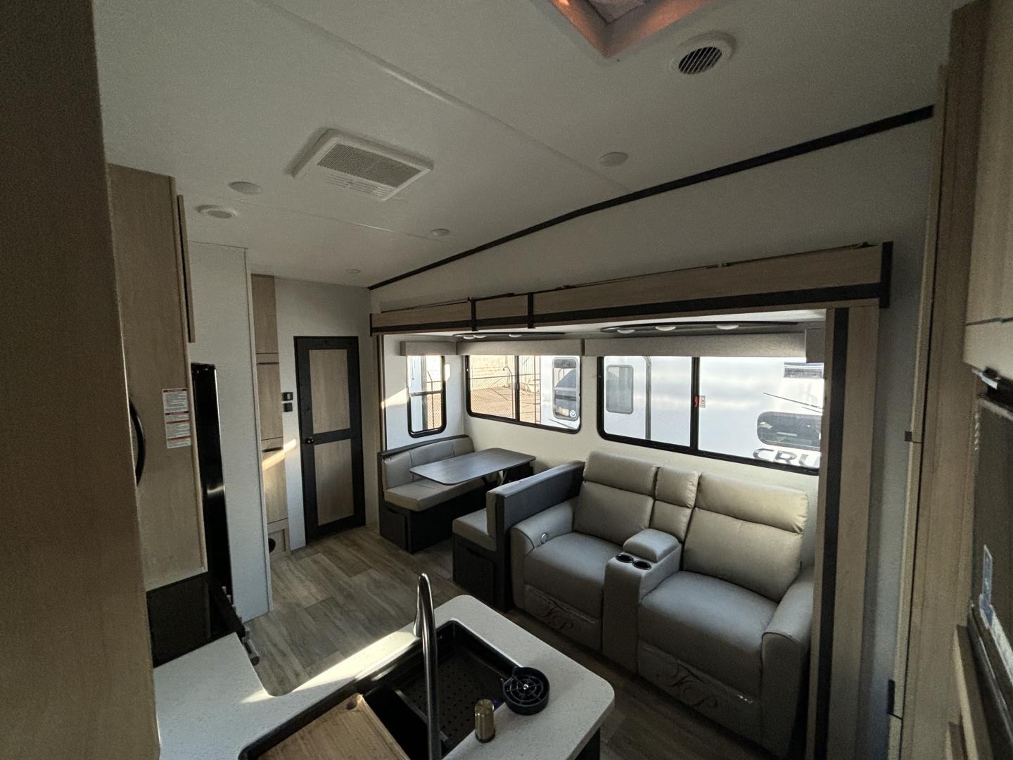 2025 Keystone RV 2025 Keystone RV Cruiser - thumbnail 30