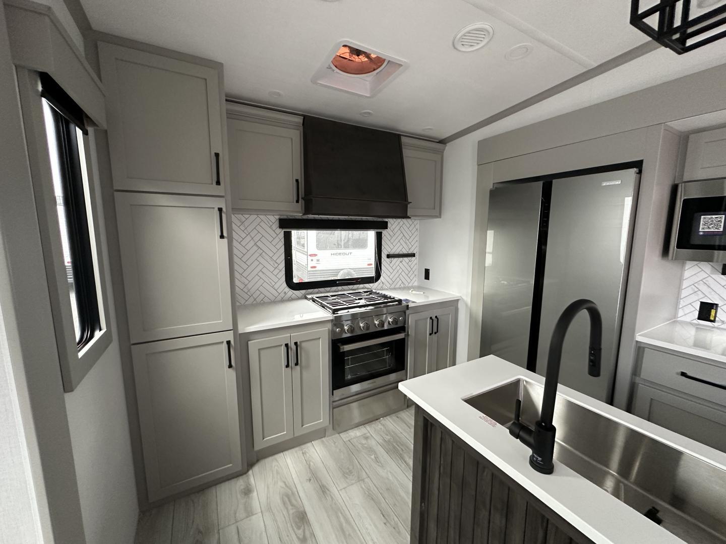 2025 Keystone RV 2025 Keystone RV Montana - thumbnail 17
