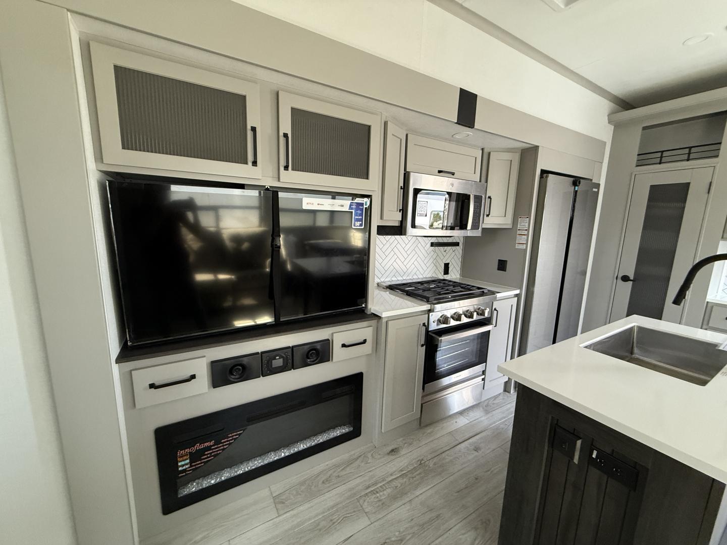 2025 Keystone RV 2025 Keystone RV Montana High Country - thumbnail 22