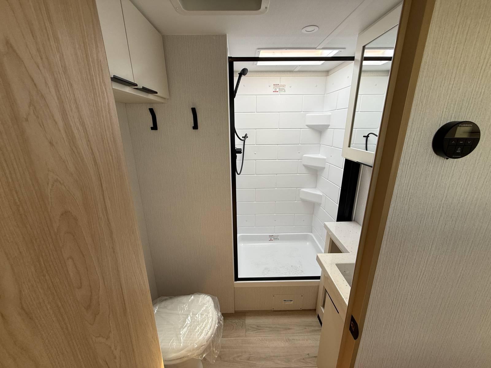 2026 Winnebago 2026 Winnebago Thrive - thumbnail 18