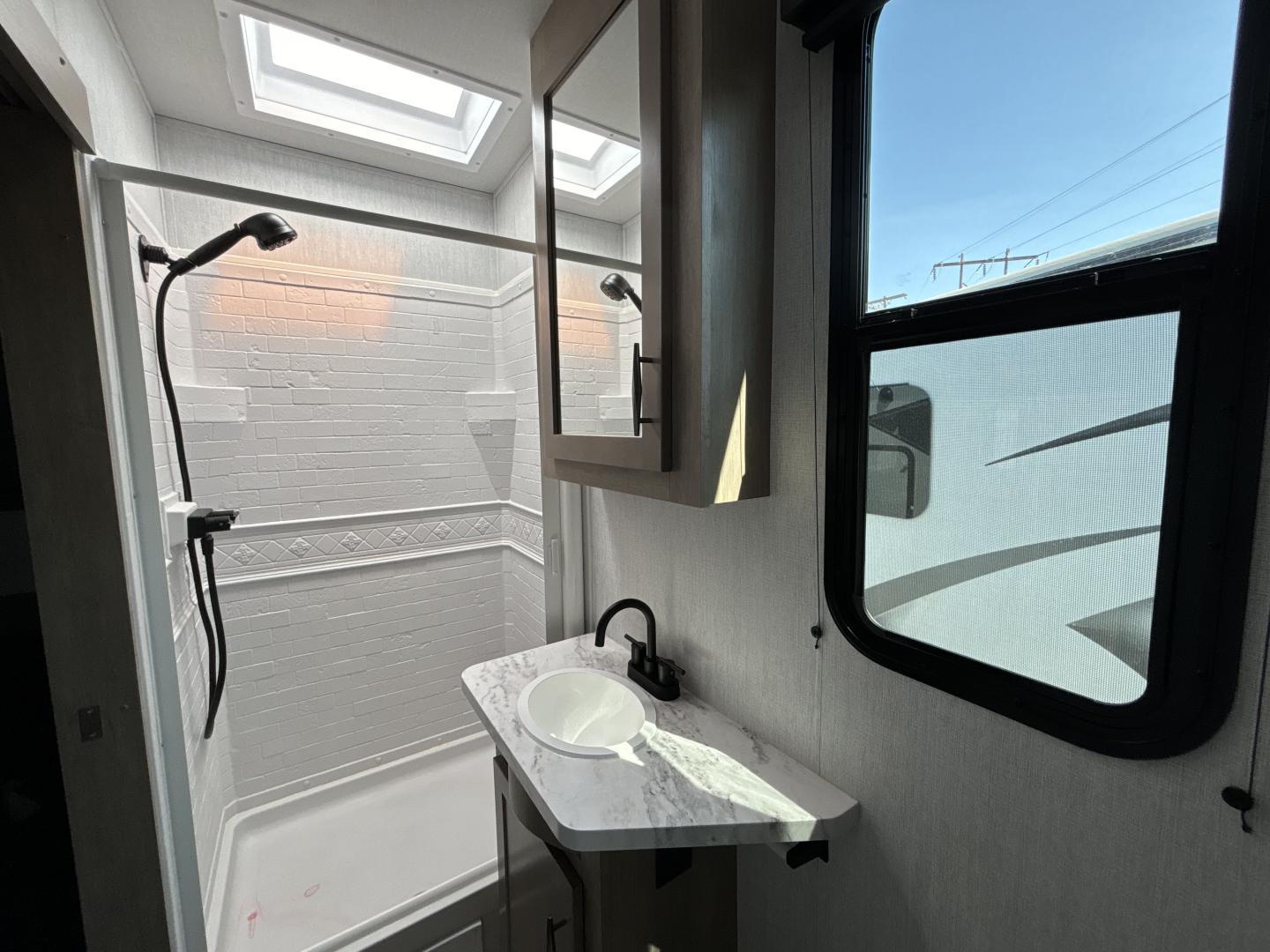 2024 Grand Design 2024 Grand Design Momentum - thumbnail 29