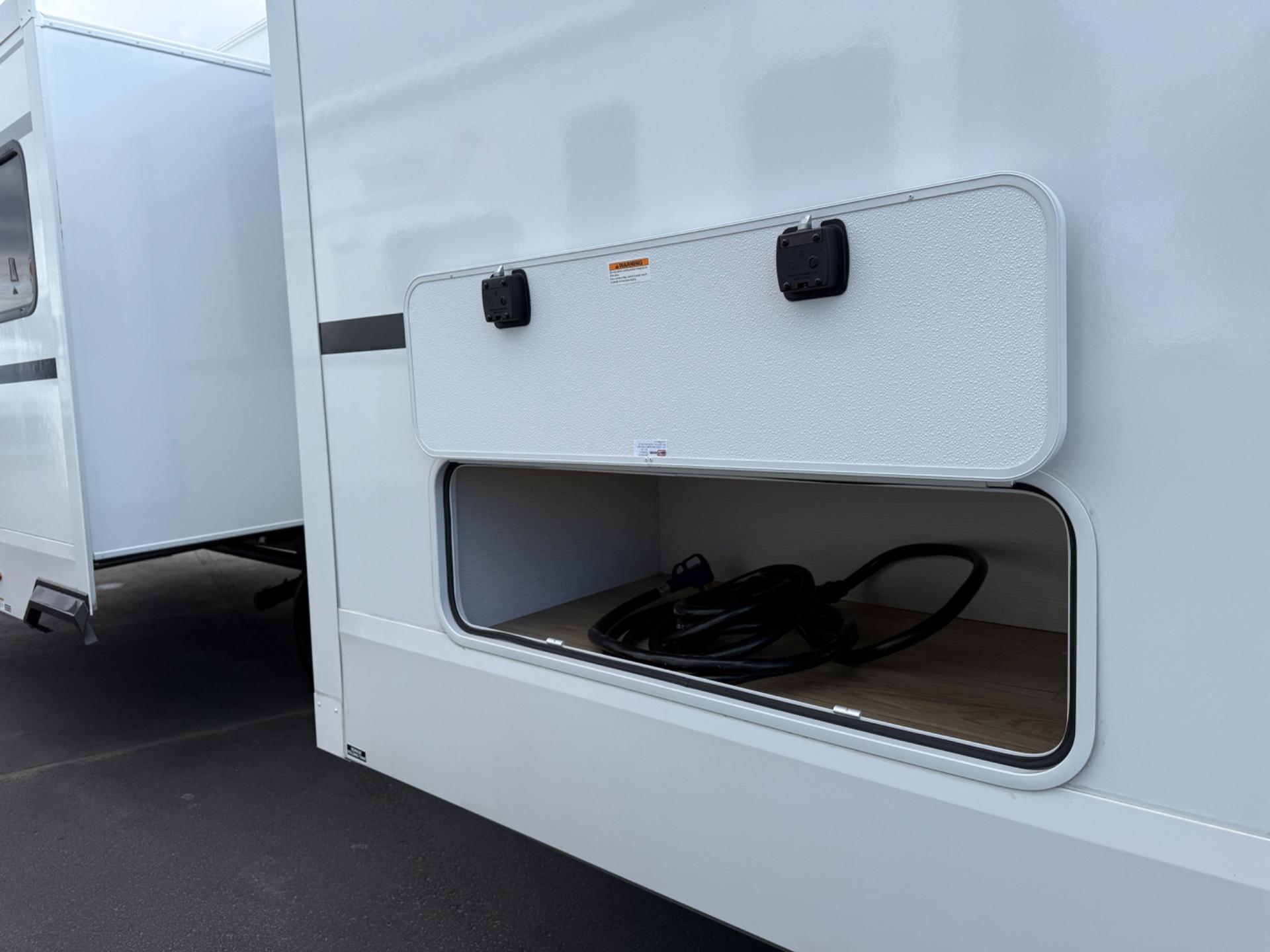 2026 Winnebago 2026 Winnebago Thrive - thumbnail 6