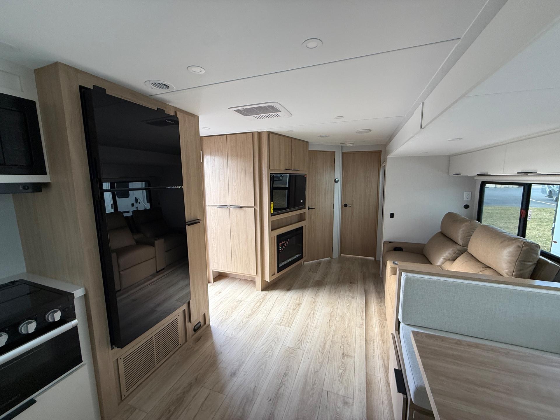 2026 Winnebago 2026 Winnebago Thrive - thumbnail 11