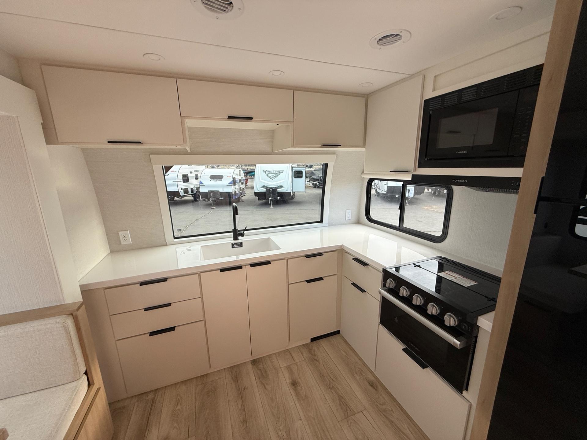 2026 Winnebago 2026 Winnebago Thrive - thumbnail 15