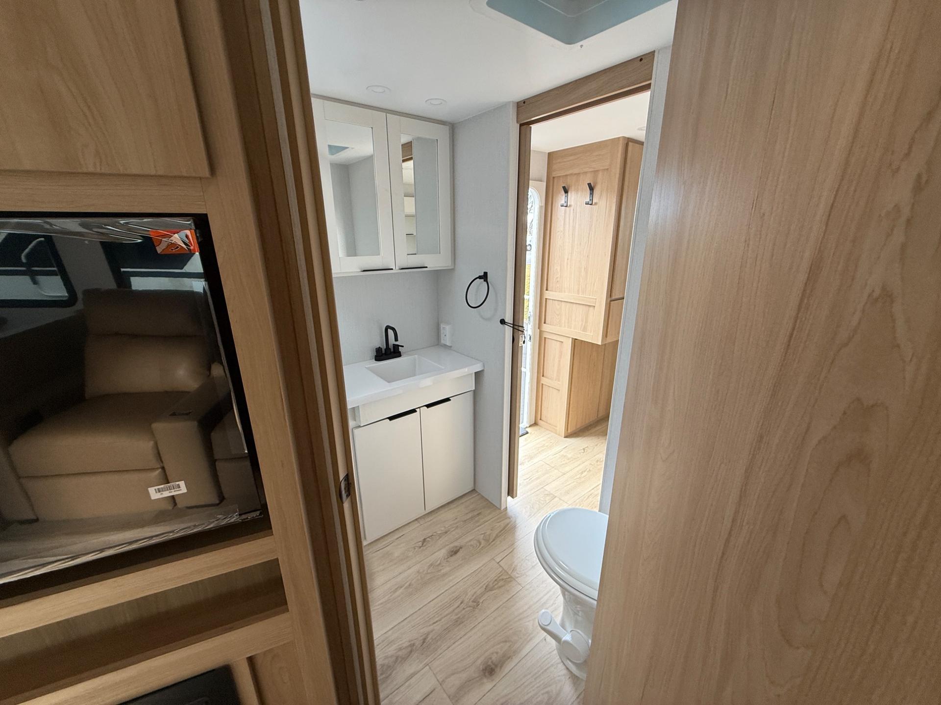 2026 Winnebago 2026 Winnebago Thrive - thumbnail 17