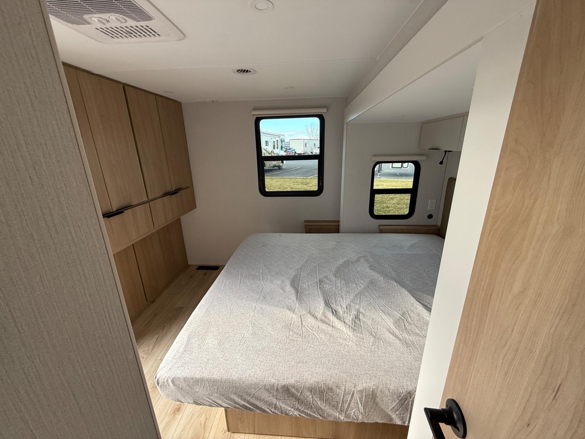 2026 Winnebago 2026 Winnebago Thrive - thumbnail 18