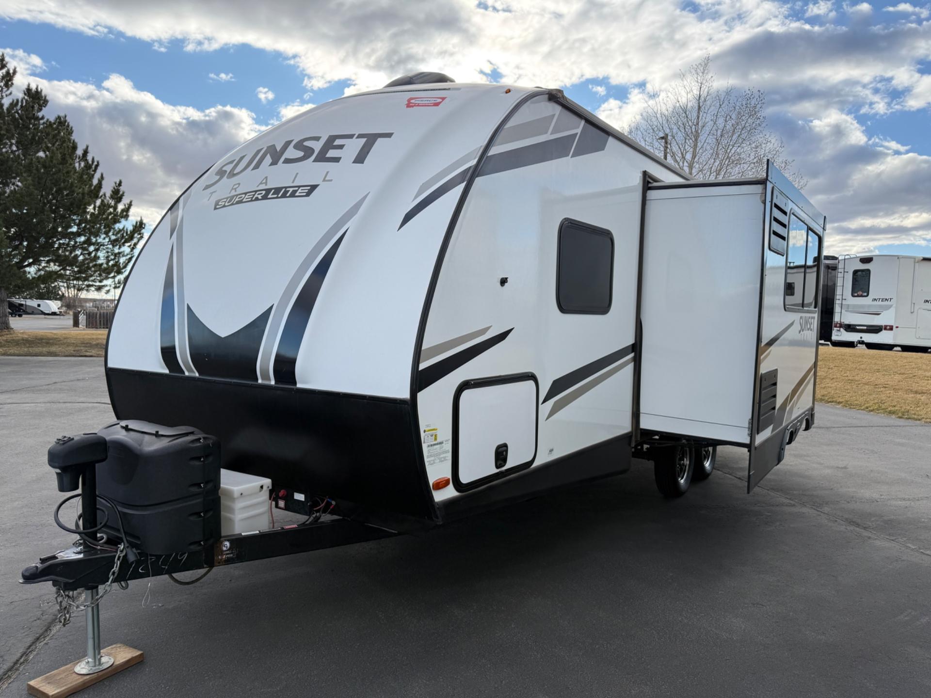 2022 CrossRoads RV 2022 CrossRoads RV Sunset Trail Super Lite - thumbnail 2