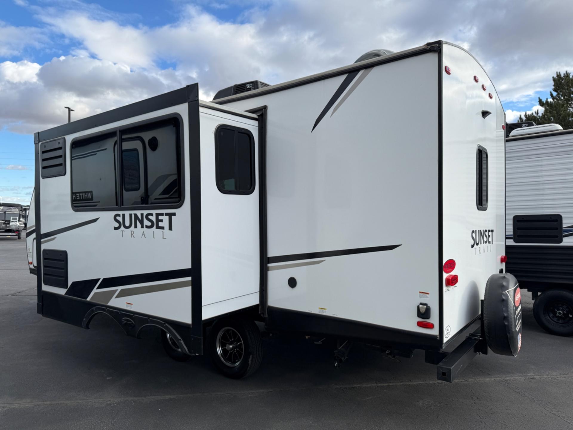 2022 CrossRoads RV 2022 CrossRoads RV Sunset Trail Super Lite - thumbnail 3