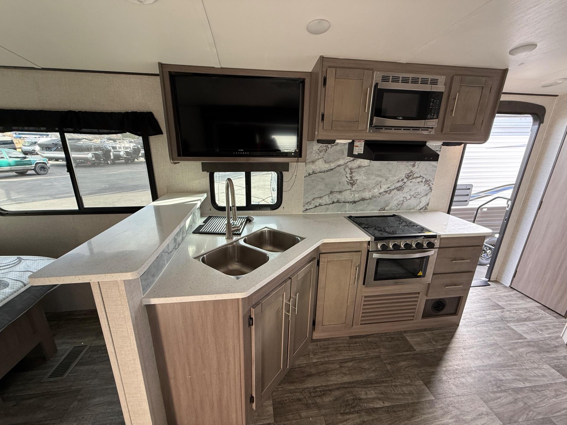 2022 CrossRoads RV 2022 CrossRoads RV Sunset Trail Super Lite - thumbnail 11