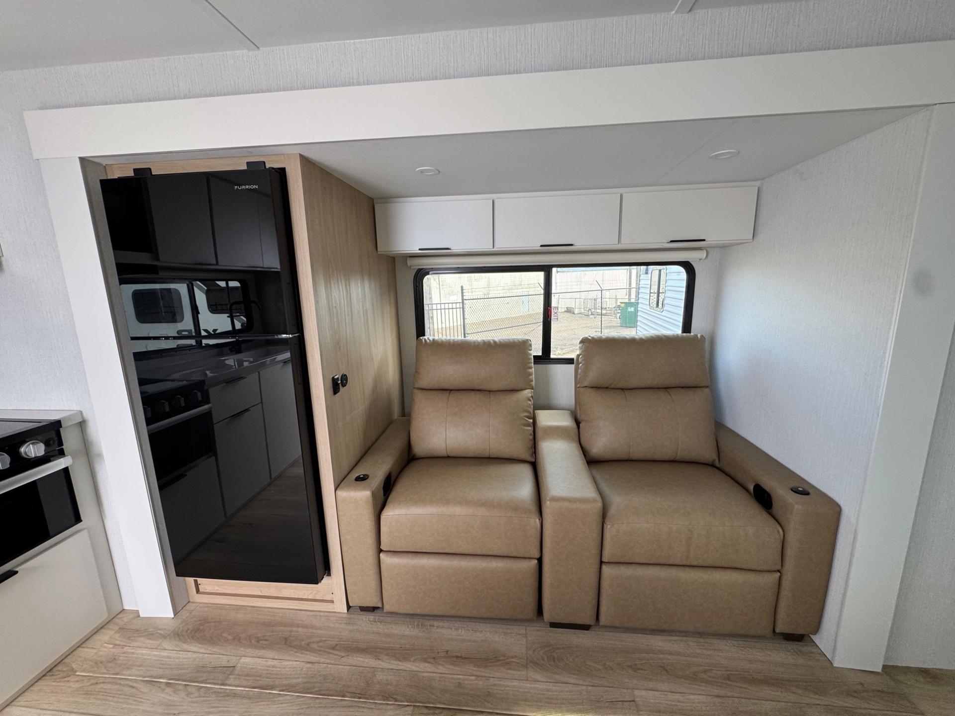 2026 Winnebago 2026 Winnebago Thrive - thumbnail 8