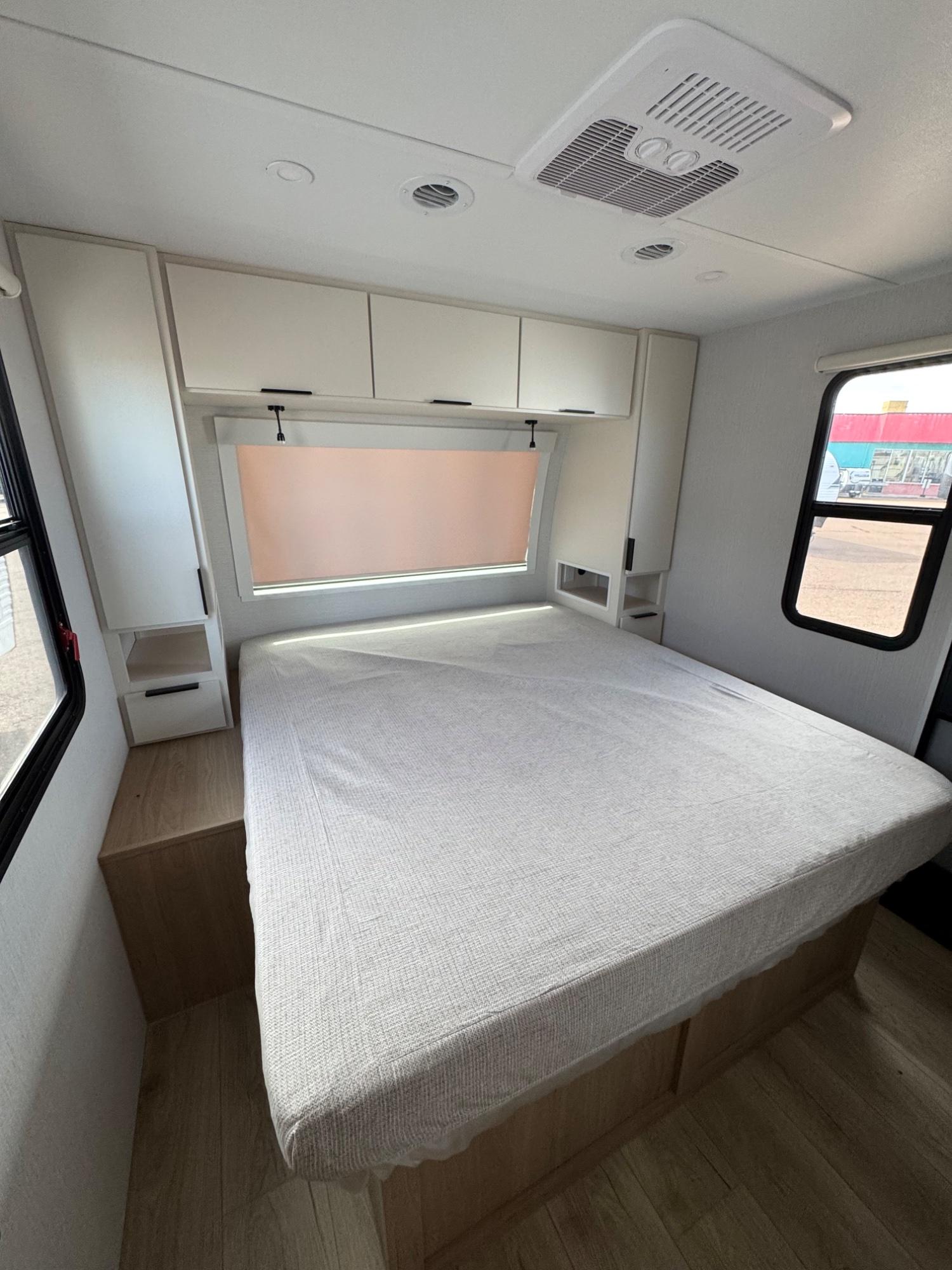 2026 Winnebago 2026 Winnebago Thrive - thumbnail 13