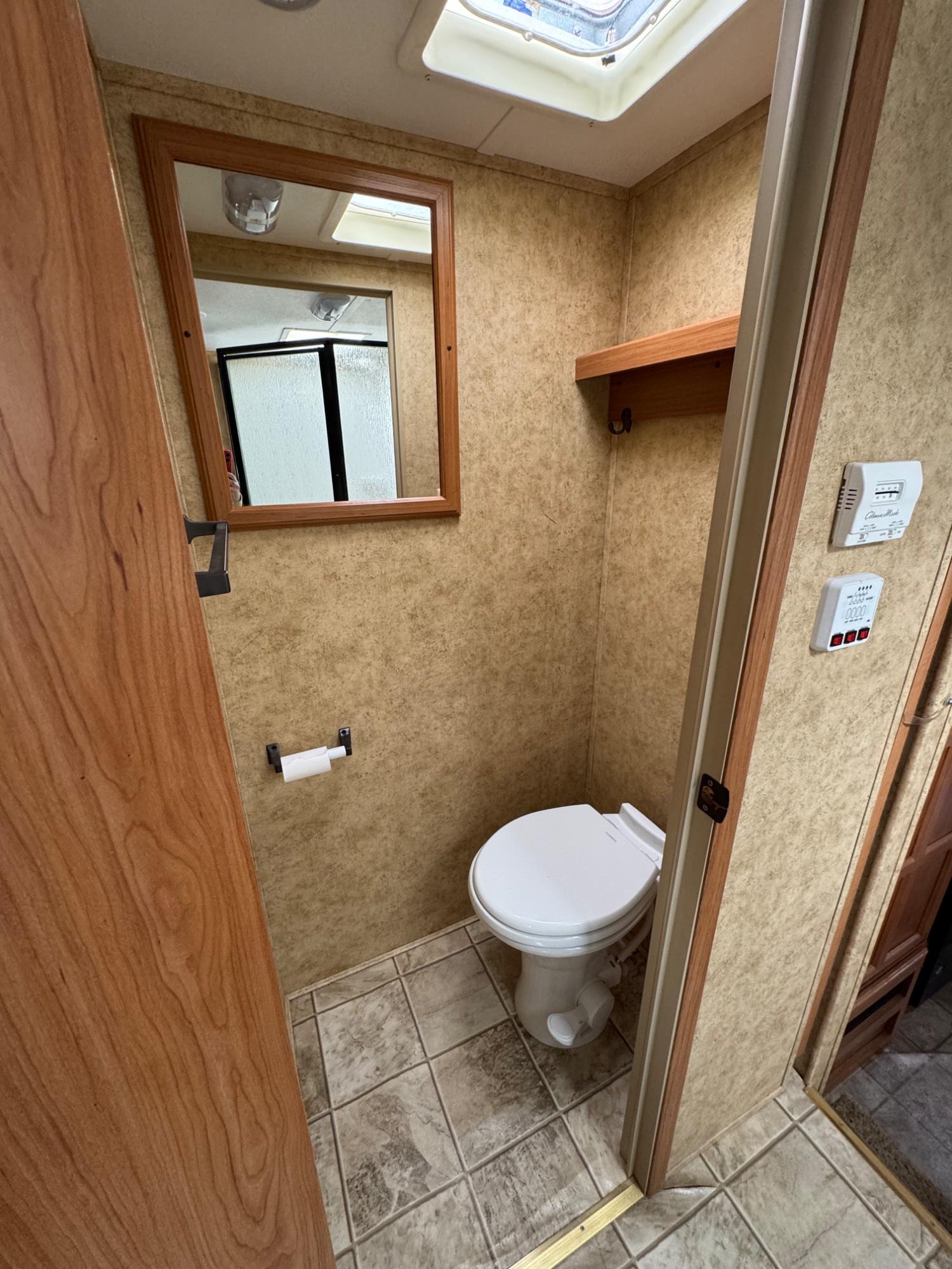 2010 Keystone 2010 Keystone Laredo - thumbnail 12