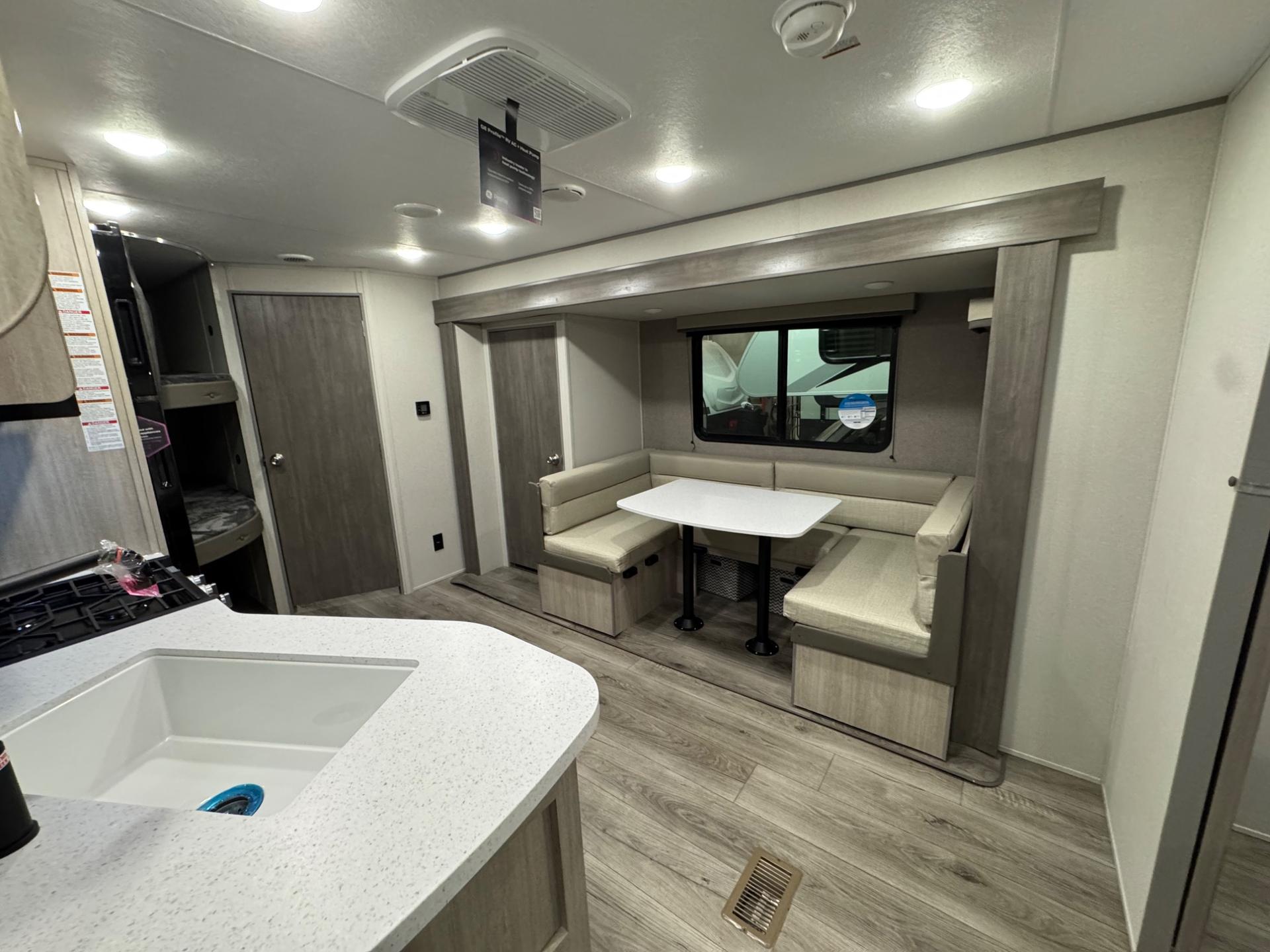 2026 Coachmen 2026 Coachmen Catalina Summit Series 8 - thumbnail 3