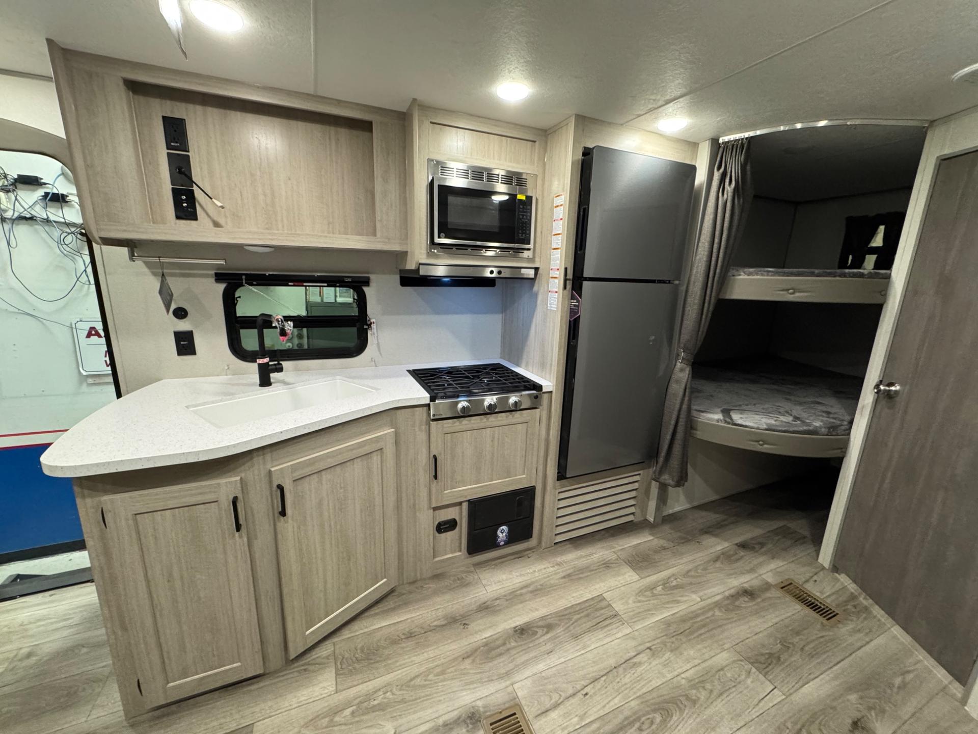 2026 Coachmen 2026 Coachmen Catalina Summit Series 8 - thumbnail 6