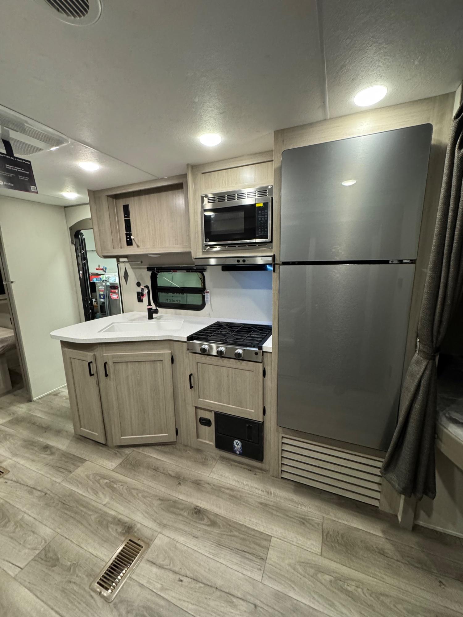 2026 Coachmen 2026 Coachmen Catalina Summit Series 8 - thumbnail 7