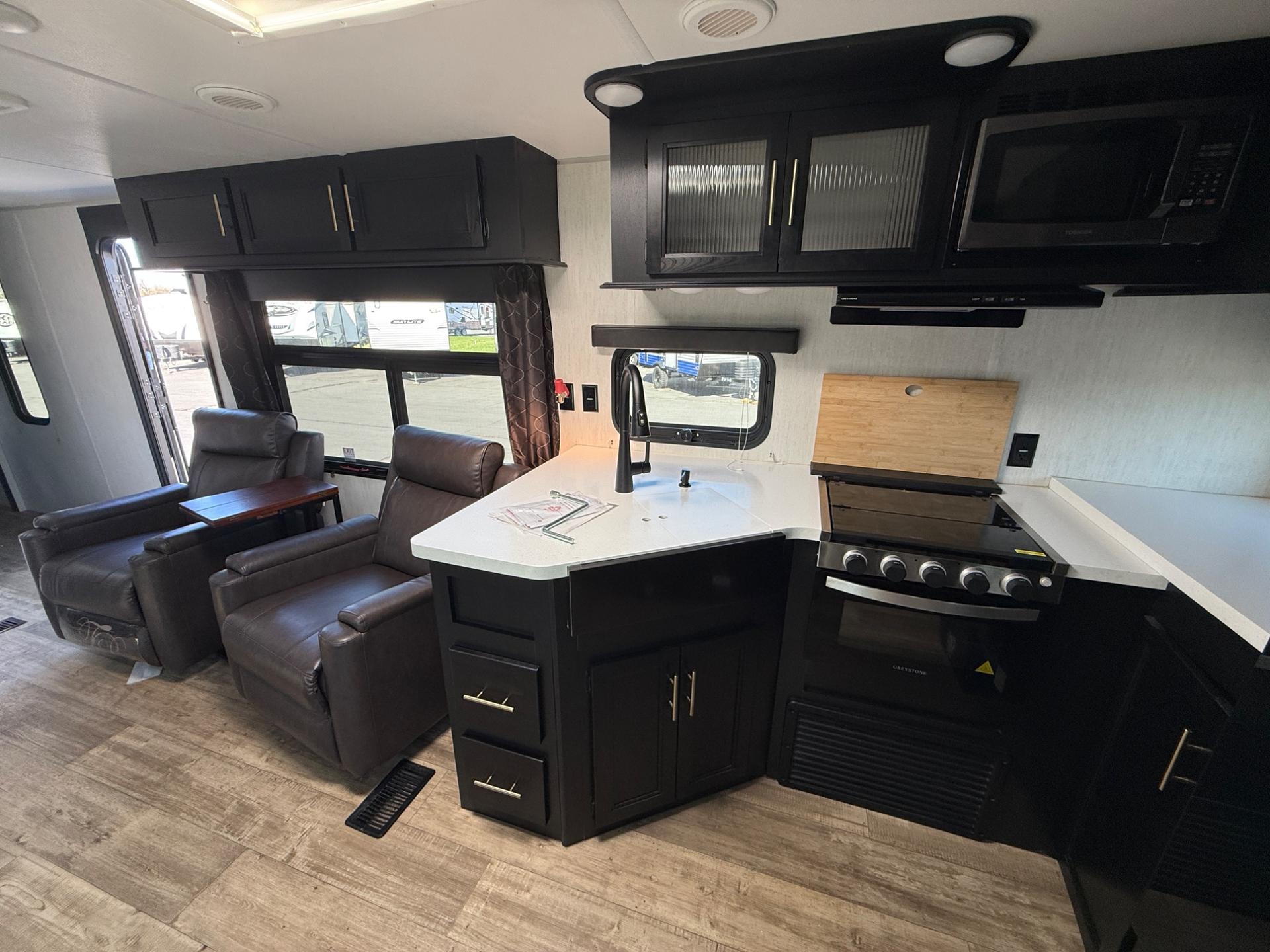 2022 Forest River 2022 Forest River Cherokee - thumbnail 16