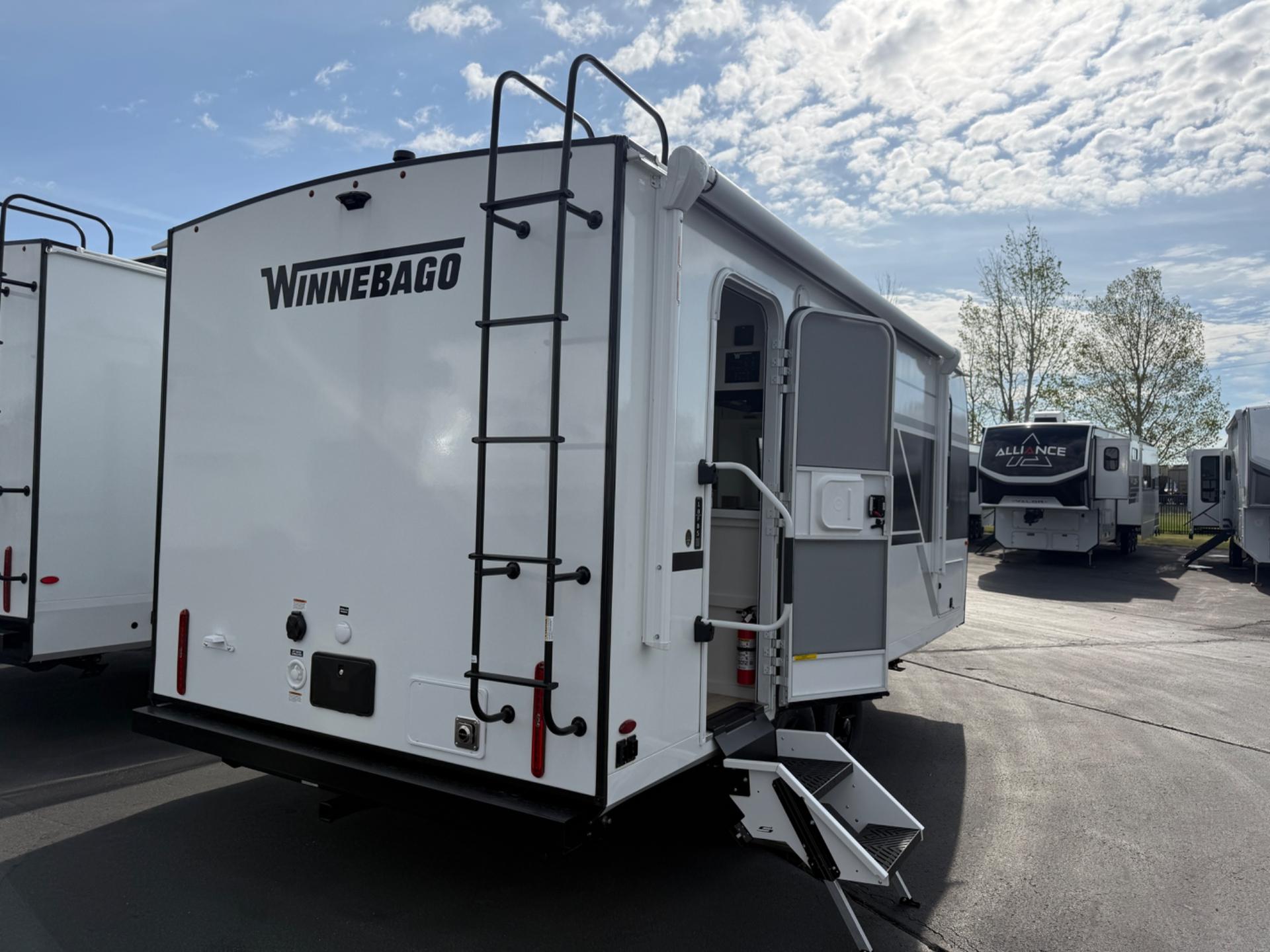 2026 Winnebago 2026 Winnebago Thrive - thumbnail 4