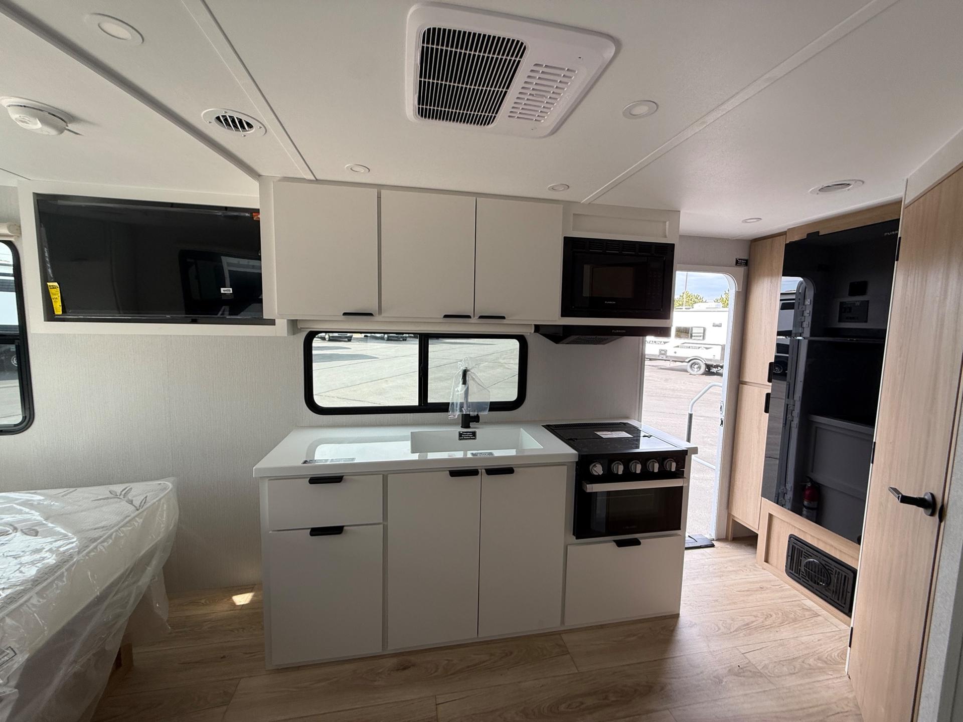 2026 Winnebago 2026 Winnebago Thrive - thumbnail 10
