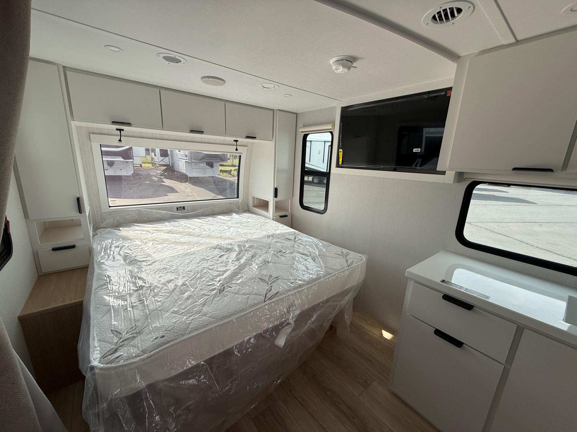 2026 Winnebago 2026 Winnebago Thrive - thumbnail 11