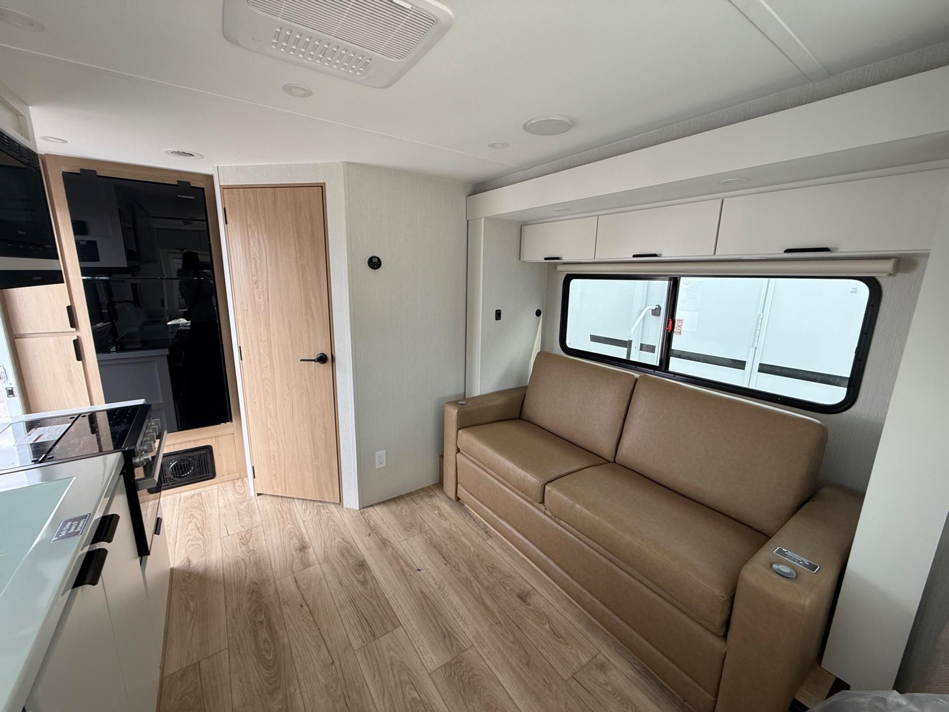 2026 Winnebago 2026 Winnebago Thrive - thumbnail 12