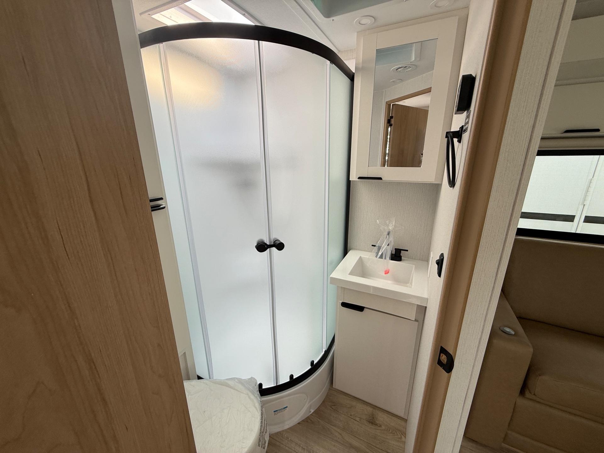 2026 Winnebago 2026 Winnebago Thrive - thumbnail 15